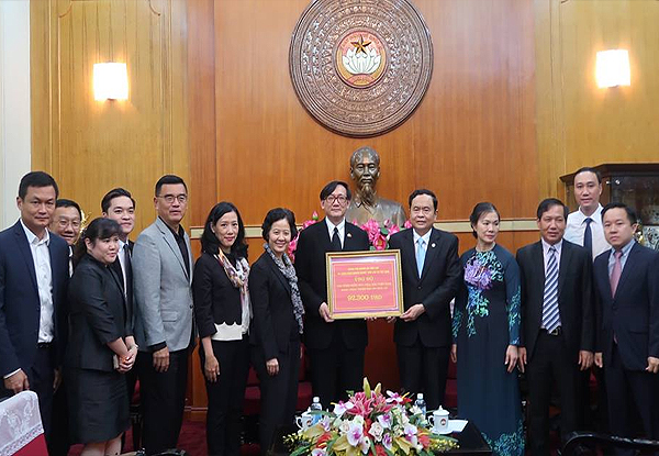 ร่วมกับสถานฑูตไทย ณ กรุงฮานอย มอบเงินช่วยเหลือผู้ประสบภัยน้ำท่วมฉับพลัน