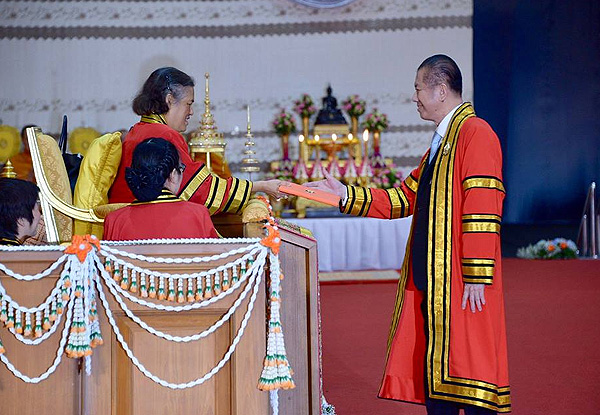 คุณสนั่น อังอุบลกุล ได้รับพระราชทานปริญญาปรัชญาดุษฎีบัณฑิตกิตติมศักดิ์