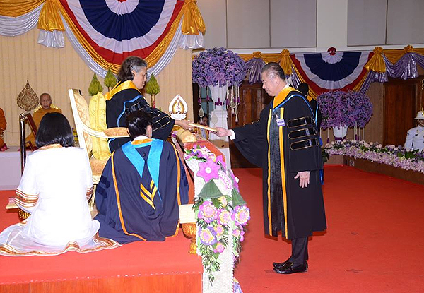  ประธานสภาฯ ได้รับพระราชทานปริญญาบริหารธุรกิจดุษฎีบัณฑิตกิตติมศักดิ์